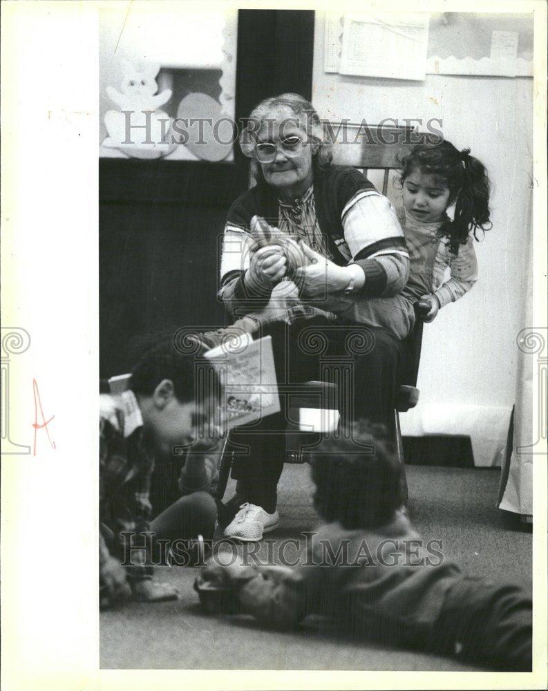 1986 Press Photo Foster Grandparent - RRV64053 - Historic Images