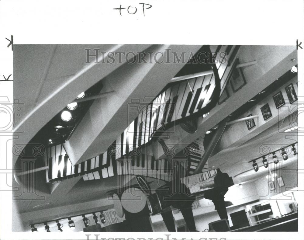 1992 Press Photo Piano Ceiling Metropolitan Cafe Mich - RRV36559 - Historic Images