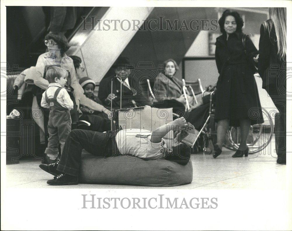 1980 Press Photo OHare Airport Christmas Travelers - RRV43973 - Historic Images