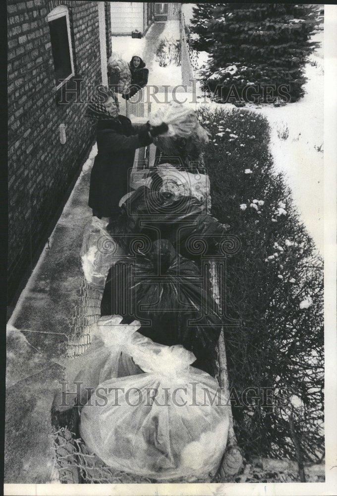 1976 Press Photo Alley Garbage - RRV63251 - Historic Images