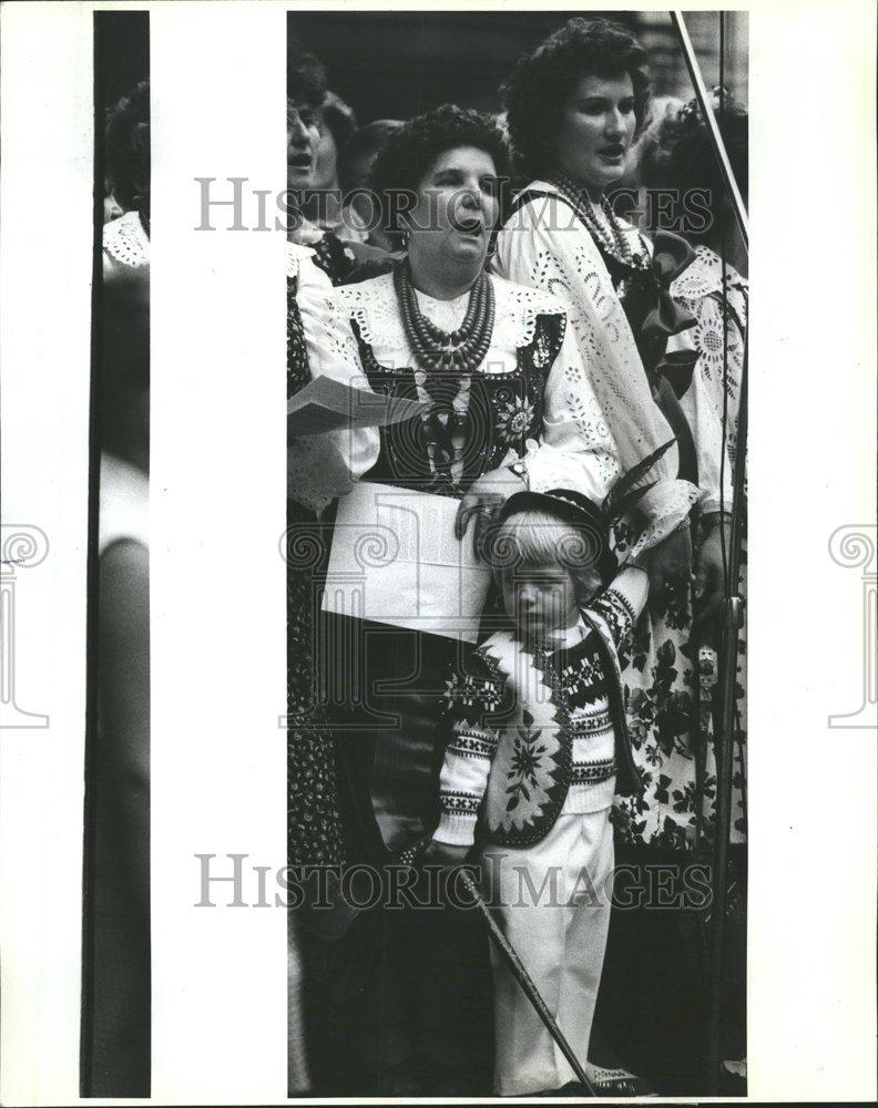 1982 Press Photo Child Costume Daley Center Plaza - RRV64435 - Historic Images