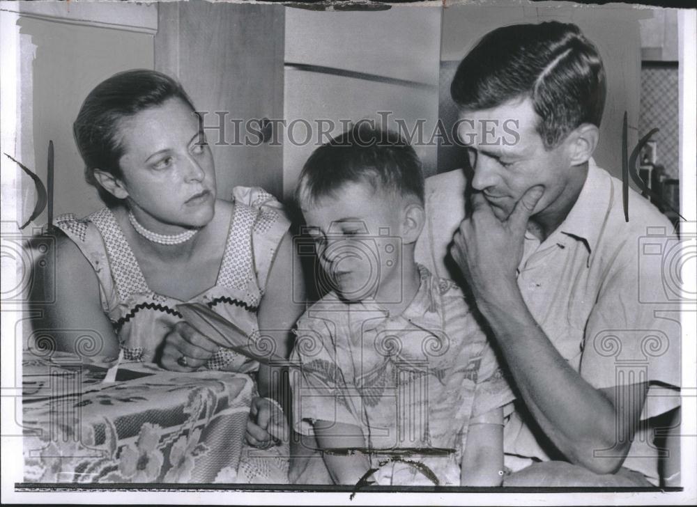 1957 Press Photo Hooper family dejected by $1500 Bill. - RRV02055 - Historic Images