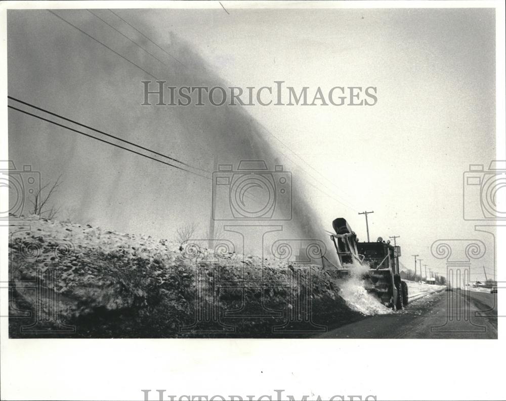 1986 Press Photo Hancock Upper Peninsula Blown Road - RRV01655 - Historic Images