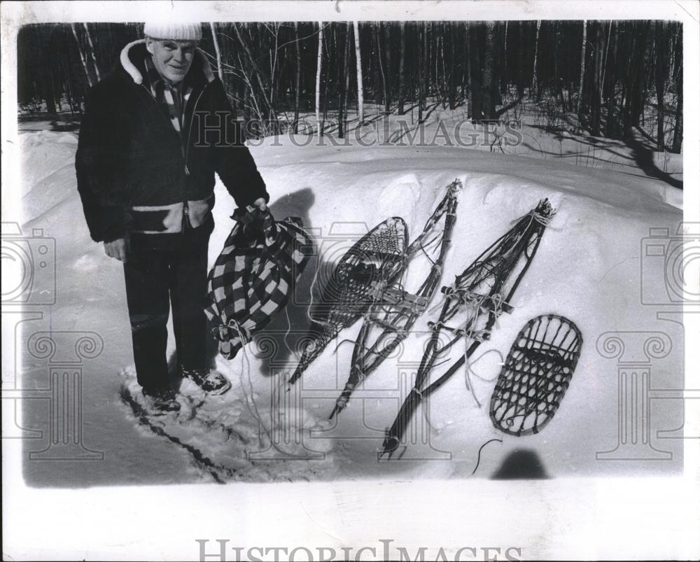 1967 Press Photo Les Perrine&#39;s Snow Shows Man Items - RRV01663 - Historic Images