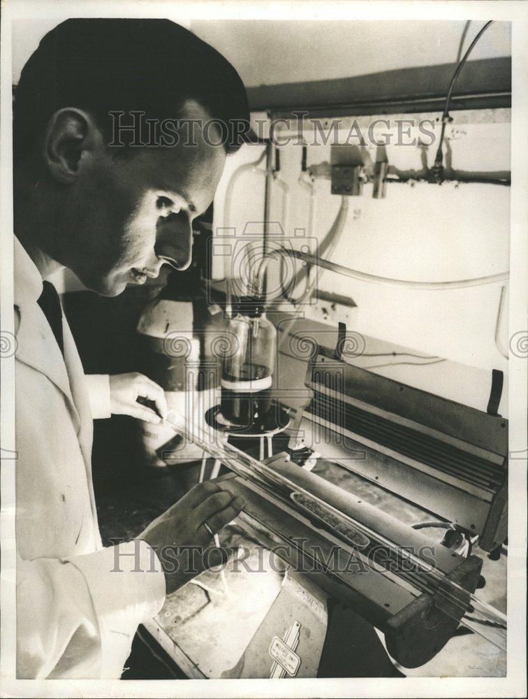 1955 Press Photo Dr Cochardt Westinghouse laboratory - RRV60583 - Historic Images