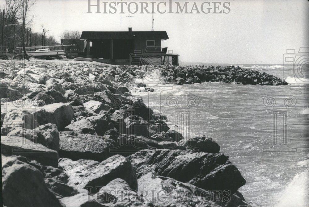 1974 Press Photo house left stretch road washed out - RRV67499 - Historic Images