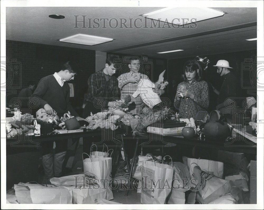 1967 Press Photo Trier High Students Christmas gifts CH - RRV66759 - Historic Images