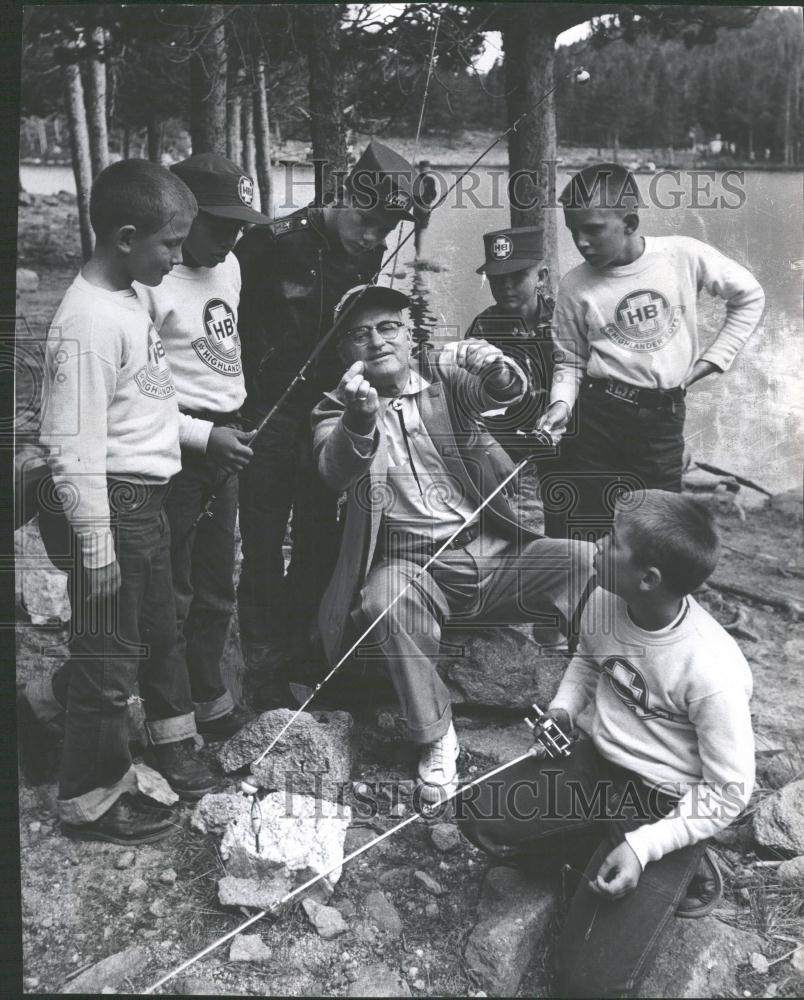 1960 Press Photo Jim Haywood With Highlander Boys - RRV32915 - Historic Images