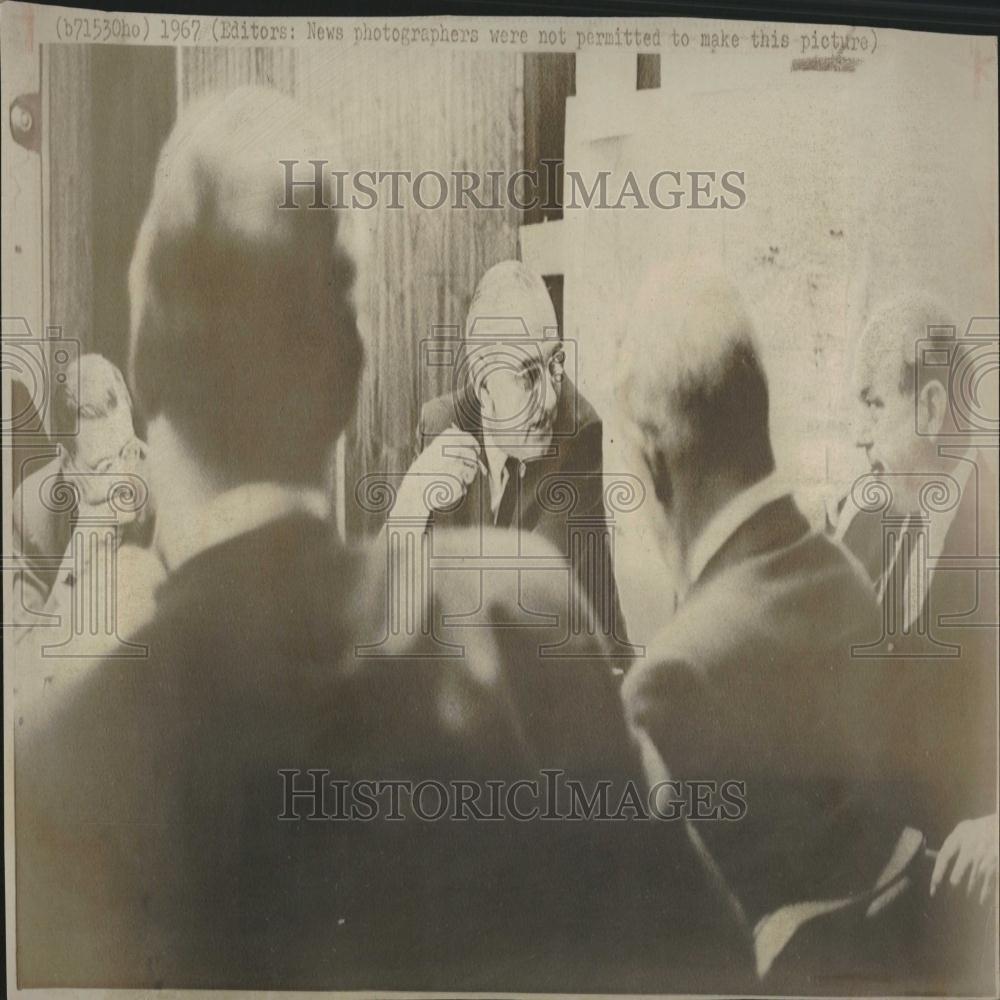 1967 Photo Pres. Johnson Confers With Top Advisers - RRV27519 - Historic Images