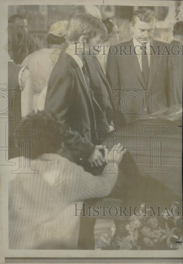 1968 Press Photo Woman Coffin Honor Guard Morning Son - RRV15463 - Historic Images