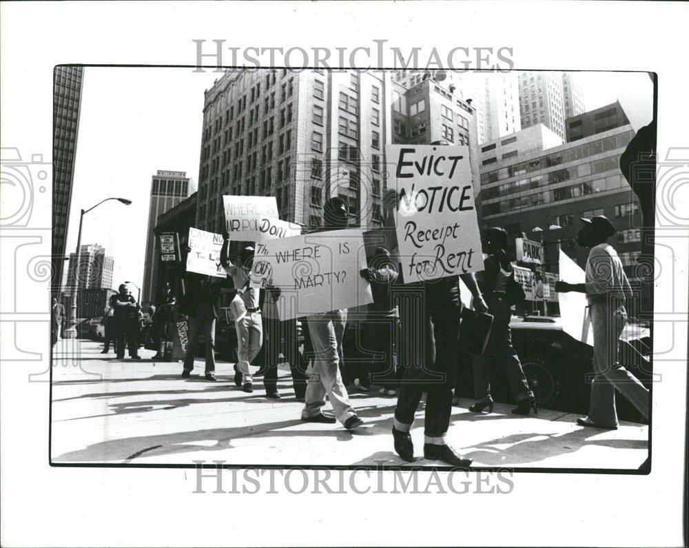 1984 Press Photo Picketing Detroit Denver Hotel Protest - RRV72731 - Historic Images