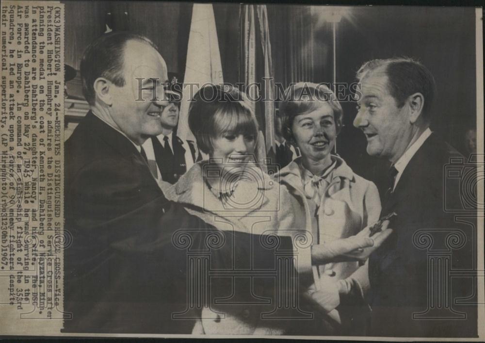 1967 Press Photo V.P. Hurbert Humphrey Admires Medal - RRV26269 - Historic Images