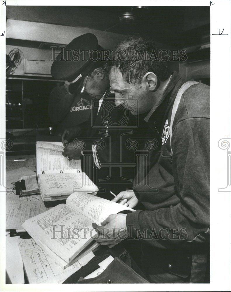 1988 Press Photo Captain John Reardon Manual Night - RRV56047 - Historic Images