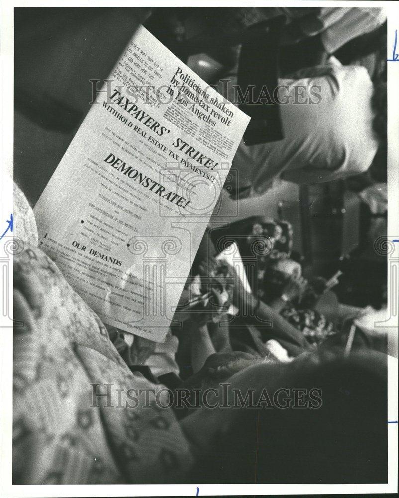 1977 Press Photo Pluger People High Taxes - RRV69165 - Historic Images