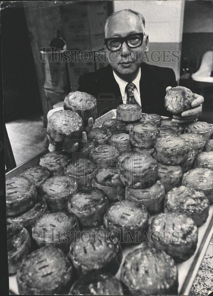 1975 Press Photo Chinese Mid Autumn Festival Chester - RRV60125 - Historic Images