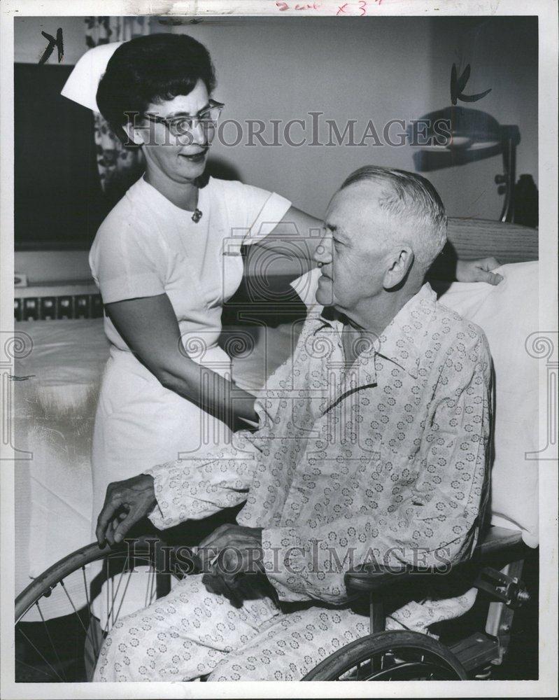 1966 Press Photo Mrs Porter pillow William Jackson - RRV55143 - Historic Images