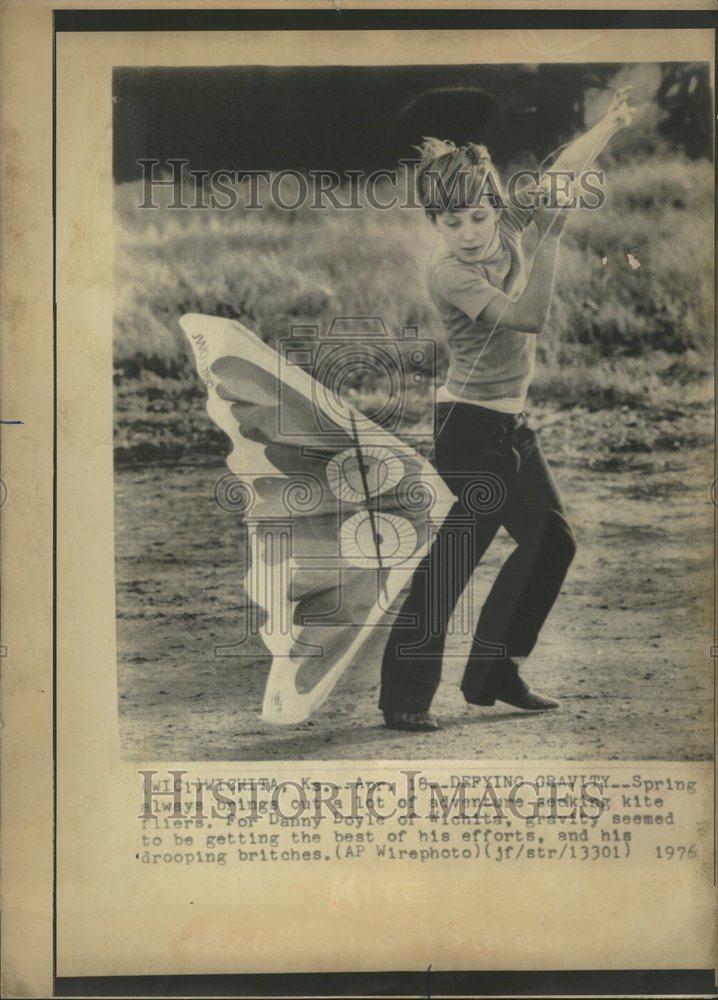 1976 Press Photo Denny Doyle Wichita Spring Kits Fliers - RRV60307 - Historic Images