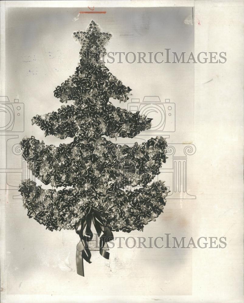 1957 Press Photo Christmas Decorations - RRV35911 - Historic Images