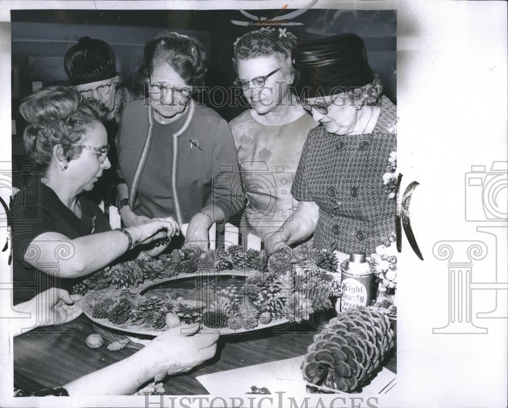 1966 Press Photo Senior Citizens Art Craft Exhibit MI - RRV01555 - Historic Images