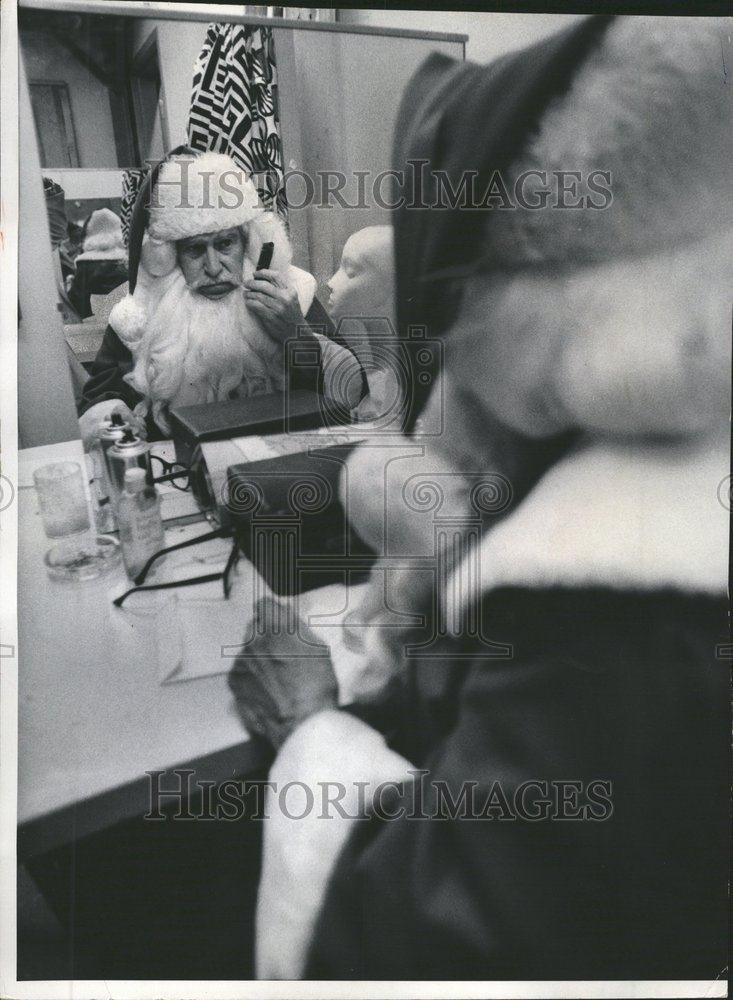 1975 Press Photo Carson Pirate Scott Santa Claus Minute - RRV61809 - Historic Images