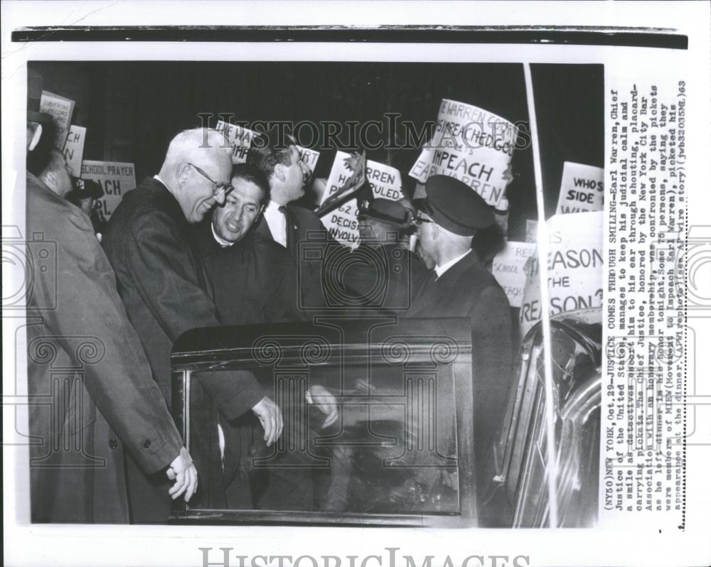 1963 Press Photo Chief Justice Earl Warren MIEW Pickets - RRV36947 - Historic Images