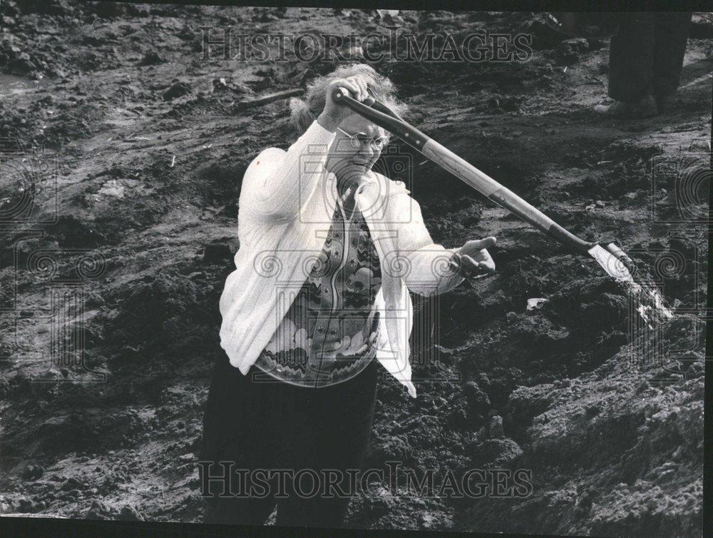 1974 Press Photo Lady collects dirt from compost pile - RRV70981 - Historic Images