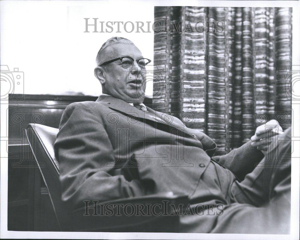 1958 Press Photo E C. Row VP of Chrysler Corp. - RRV57151 - Historic Images