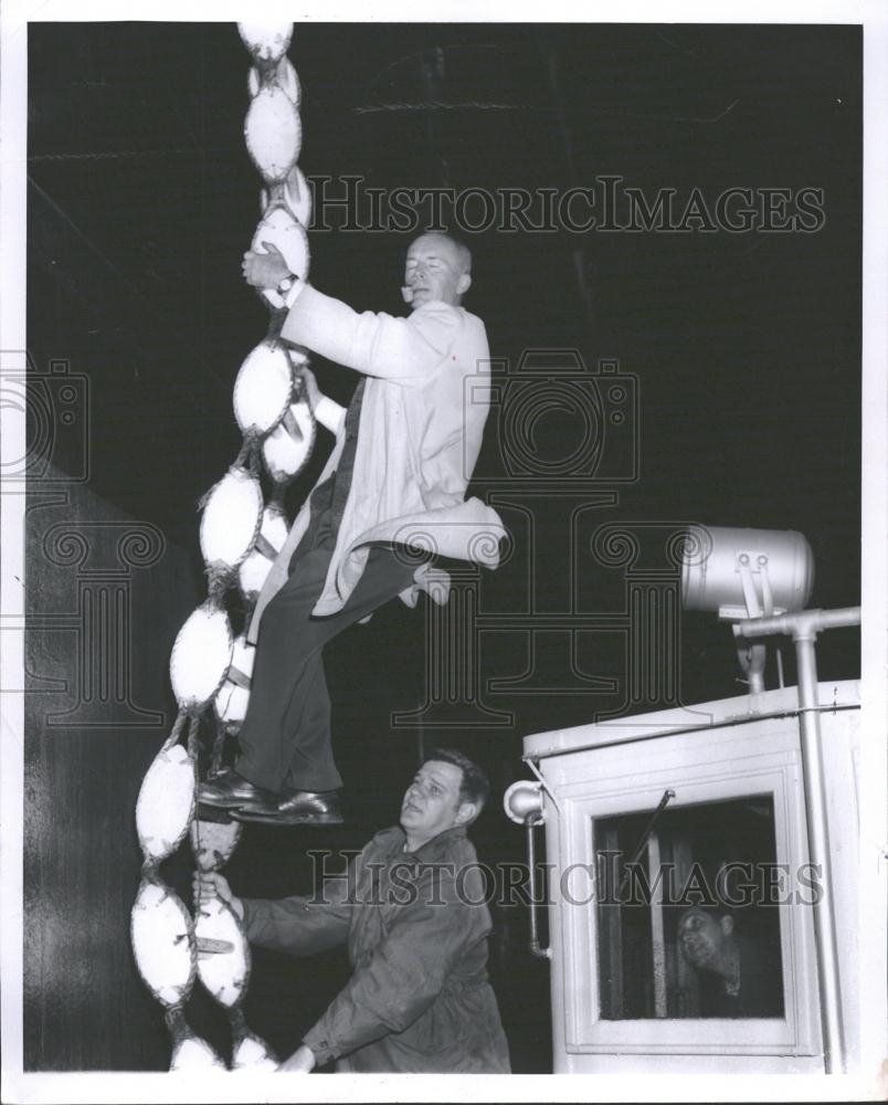 1959 Press Photo Stoddard White 1st Seaway passenger - RRV35621 - Historic Images