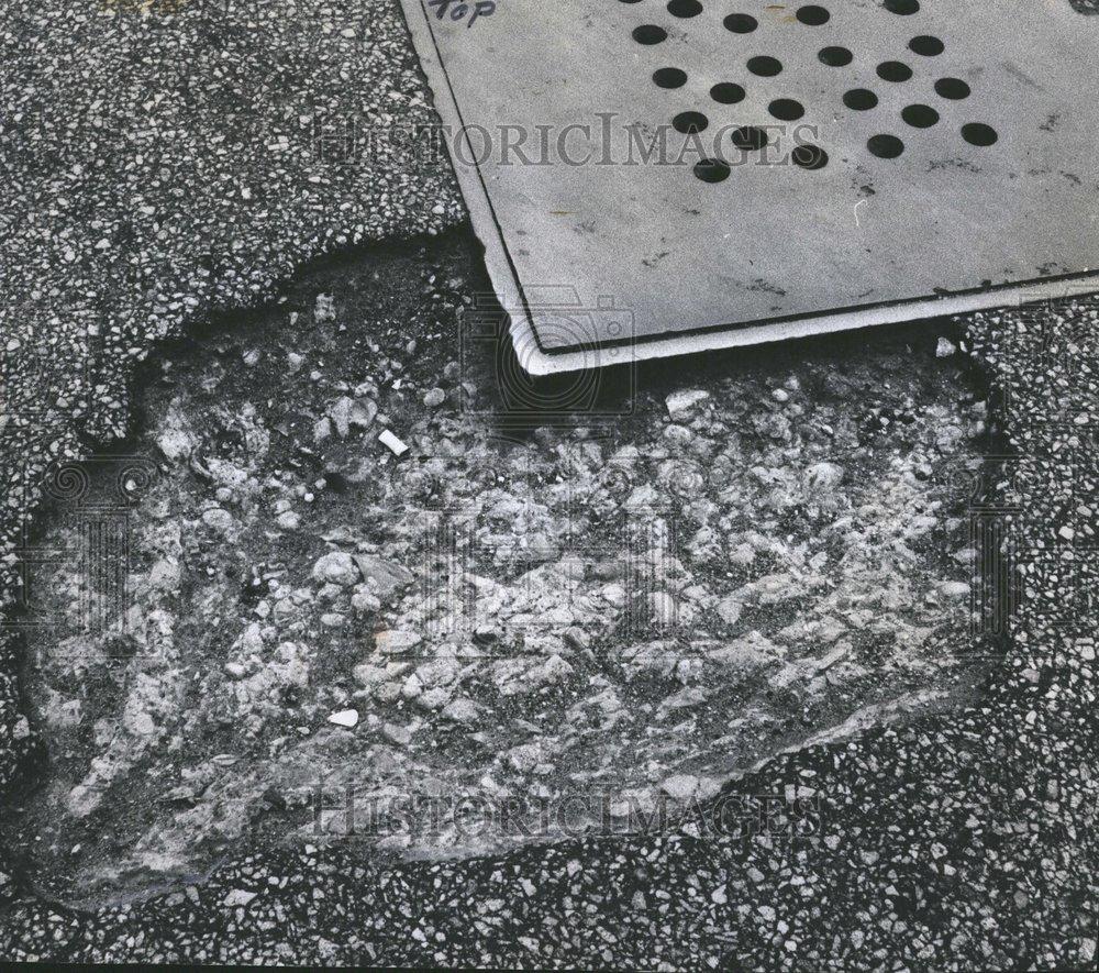 1974 Press Photo Pot Hole Wells Division Chicago - RRV44959 - Historic Images