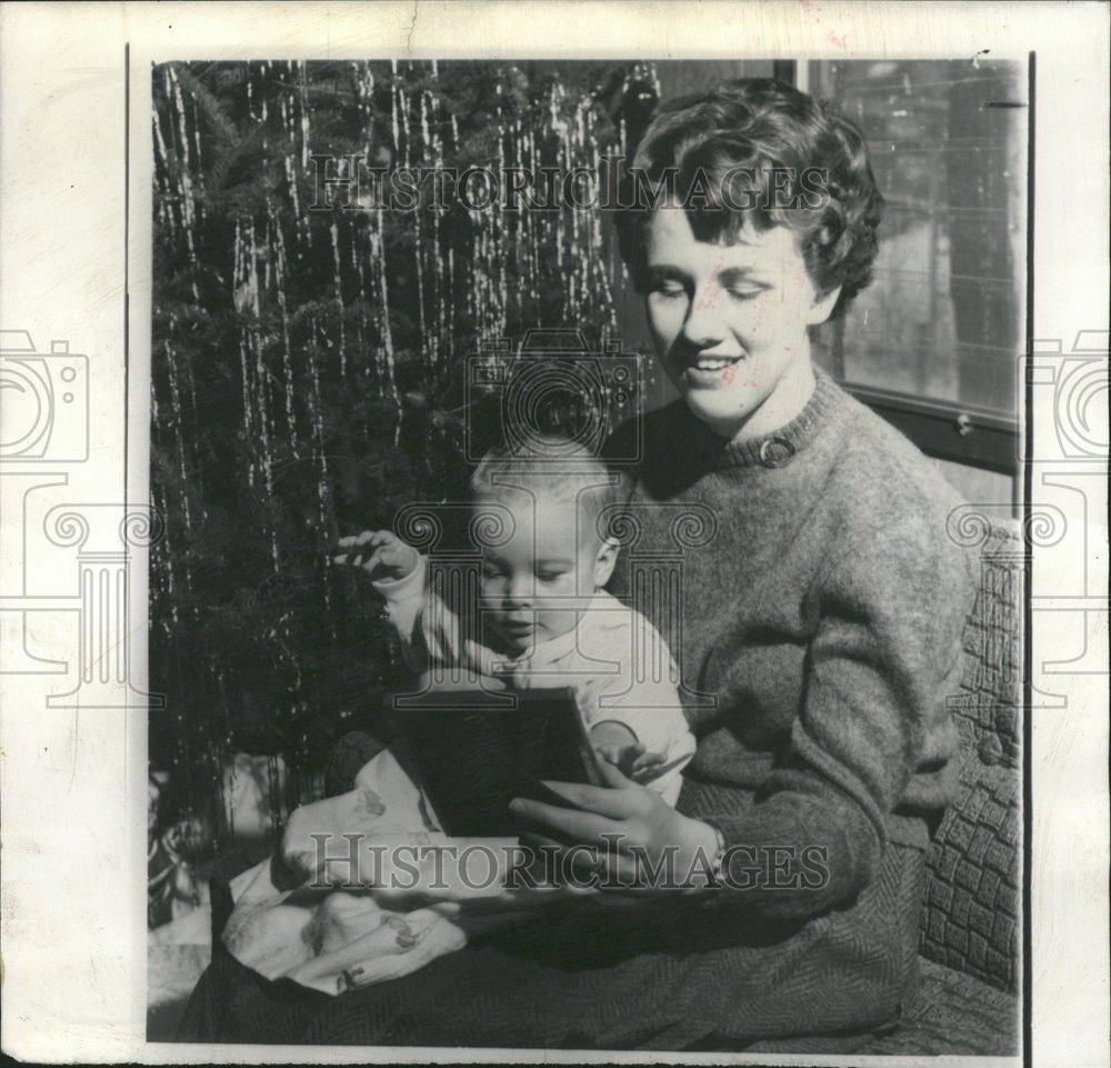 1961 Press Photo Mrs. Stephens Trades Stamps - RRV63899 - Historic Images