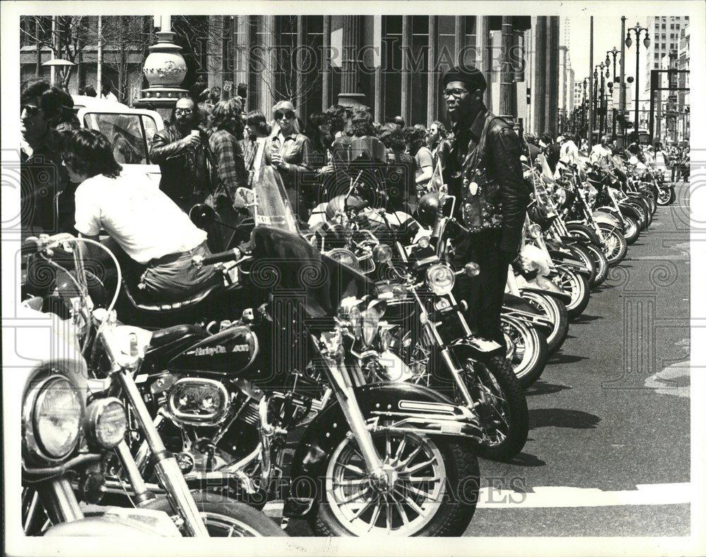 1980 Press Photo Pickets wear Helmets Protest Detroit - RRV72683 - Historic Images