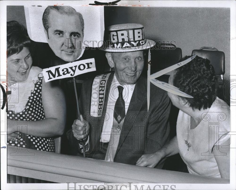 1969 Press Photo Mayoral Candidate Gribbs Supporters - RRV01783 - Historic Images