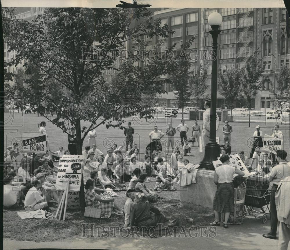 1960 Press Photo Peace Marchers In Grant Park Chicago - RRV19181 - Historic Images