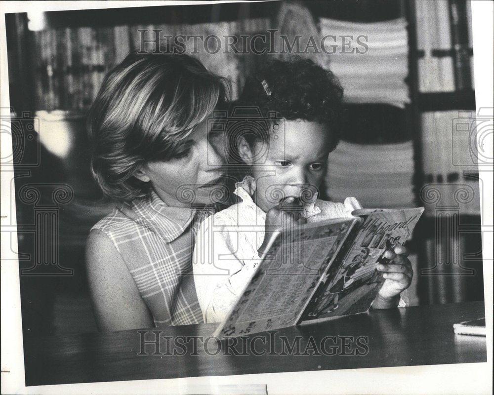 1975 Press Photo Mother Daughter Study Rading Stelle - RRV44819 - Historic Images