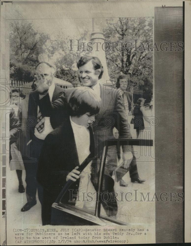 1974 Press Photo Sen. Edward Ted Kennedy And His Son - RRV14339 - Historic Images