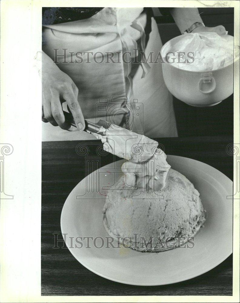 1985 Press Photo Easter Bonnet Bombe Cake Recipe - RRV63849 - Historic Images