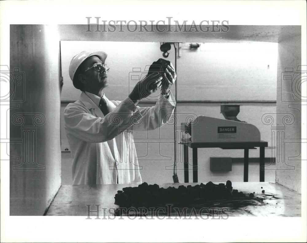 Press Photo Argonne National Laboratory Scientists Coal - RRV40651 - Historic Images