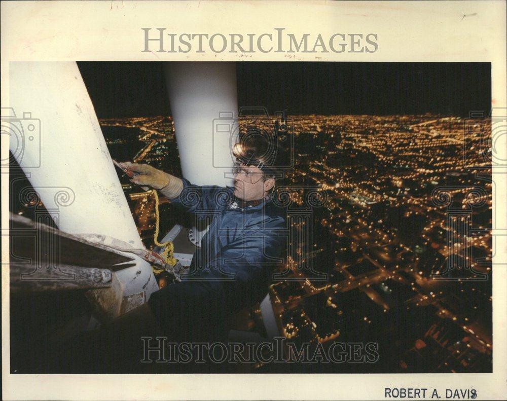 1992 Press Photo Mike Lomas Scrapes Hancock East Tower - RRV57455 - Historic Images