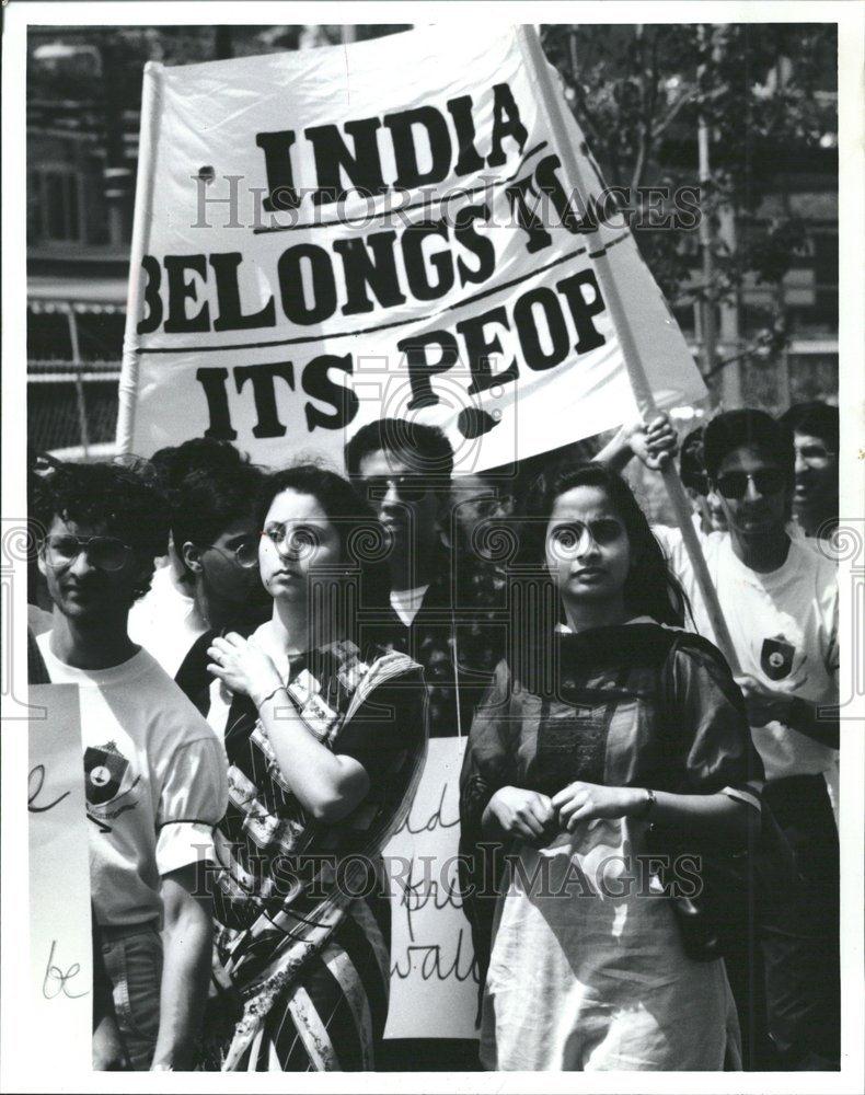 1991 Press Photo Indian Citizen Western Ave Sunday Walk - RRV61745 - Historic Images