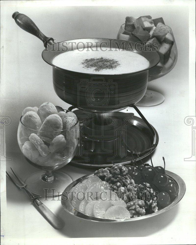 1971 Press Photo Array of fruited desserts - RRV63975 - Historic Images