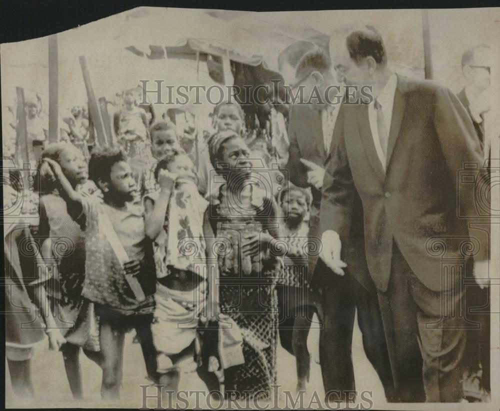 1967 Press Photo Abidjan Hubert Humphrey Children Peopl - RRV18311 - Historic Images