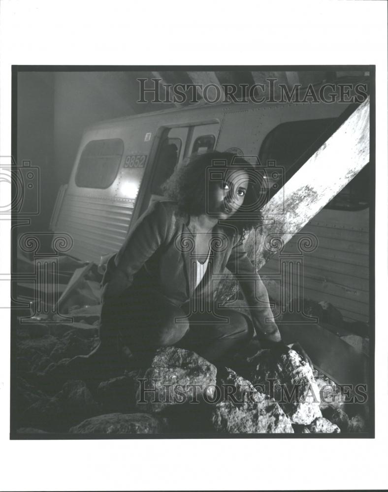 2001 Press Photo Aftershock Earthquake NY Actress - RRV33977 - Historic Images