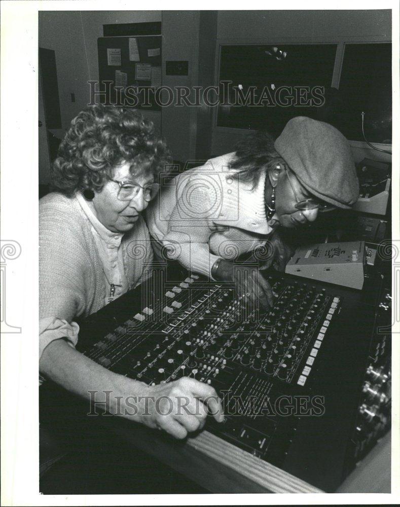 1992 Press Photo Bernadine Eastwood Thelm Vance Audio - RRV64227 - Historic Images