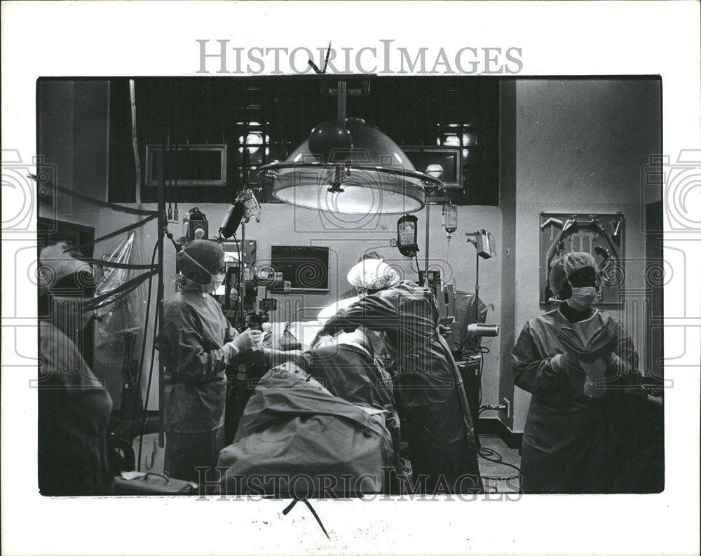 1980 Press Photo Detroit General Surgery stab heart - RRV47187 - Historic Images