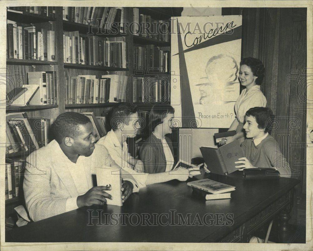 1957 Press Photo Library First Methodist Church Patrons - RRV41197 - Historic Images