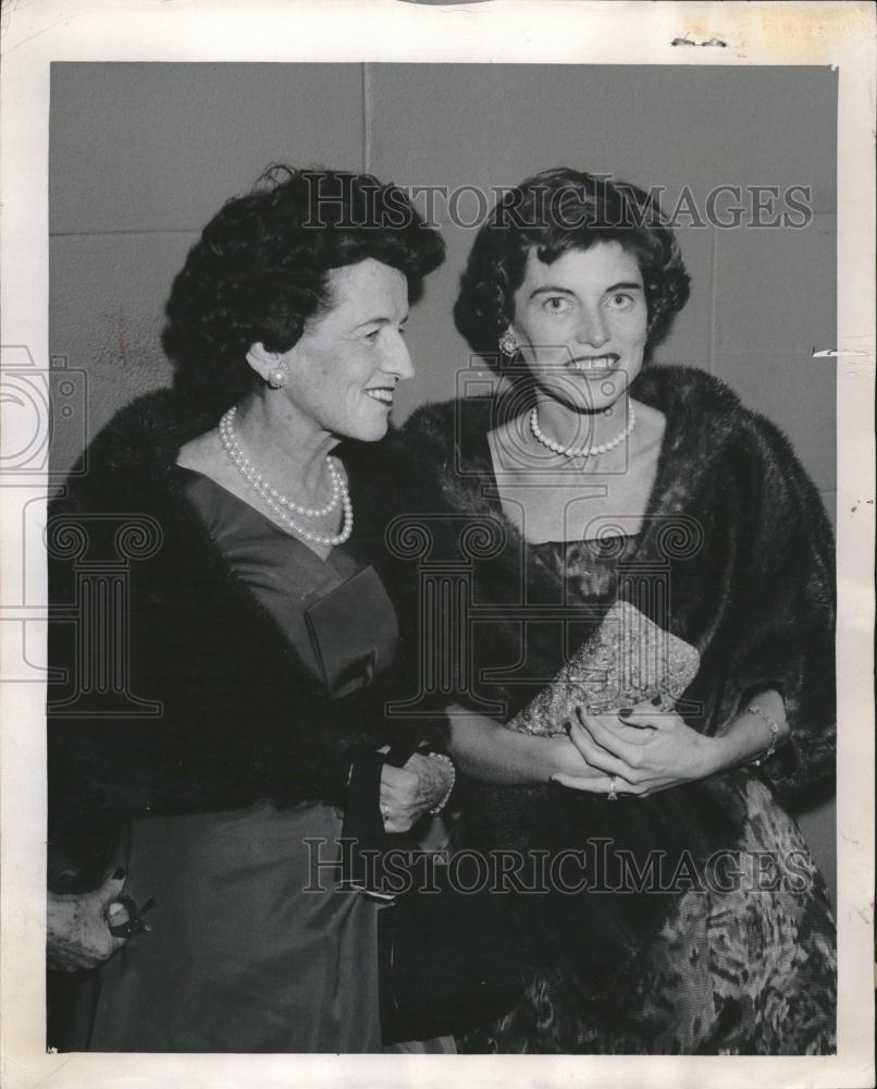 1957 Press Photo Mrs. Joseph Kennedy Sargent Shriver - RRV15429 - Historic Images