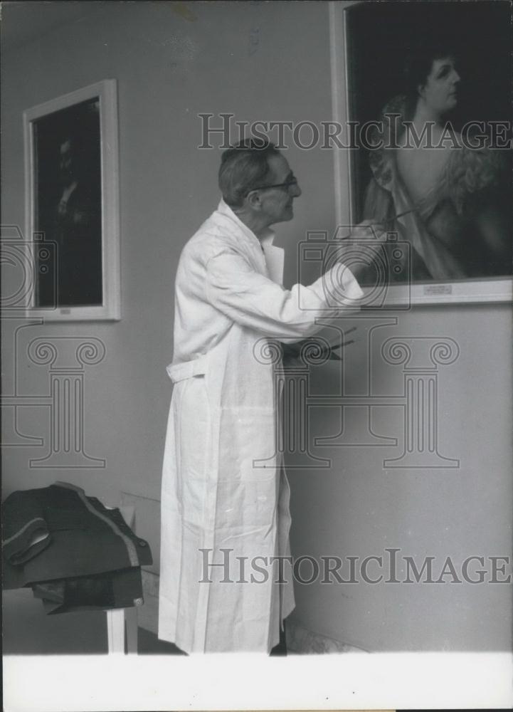 1965 Press Photo Bussied as restorer and as Attendant is Johann Hafe - Historic Images