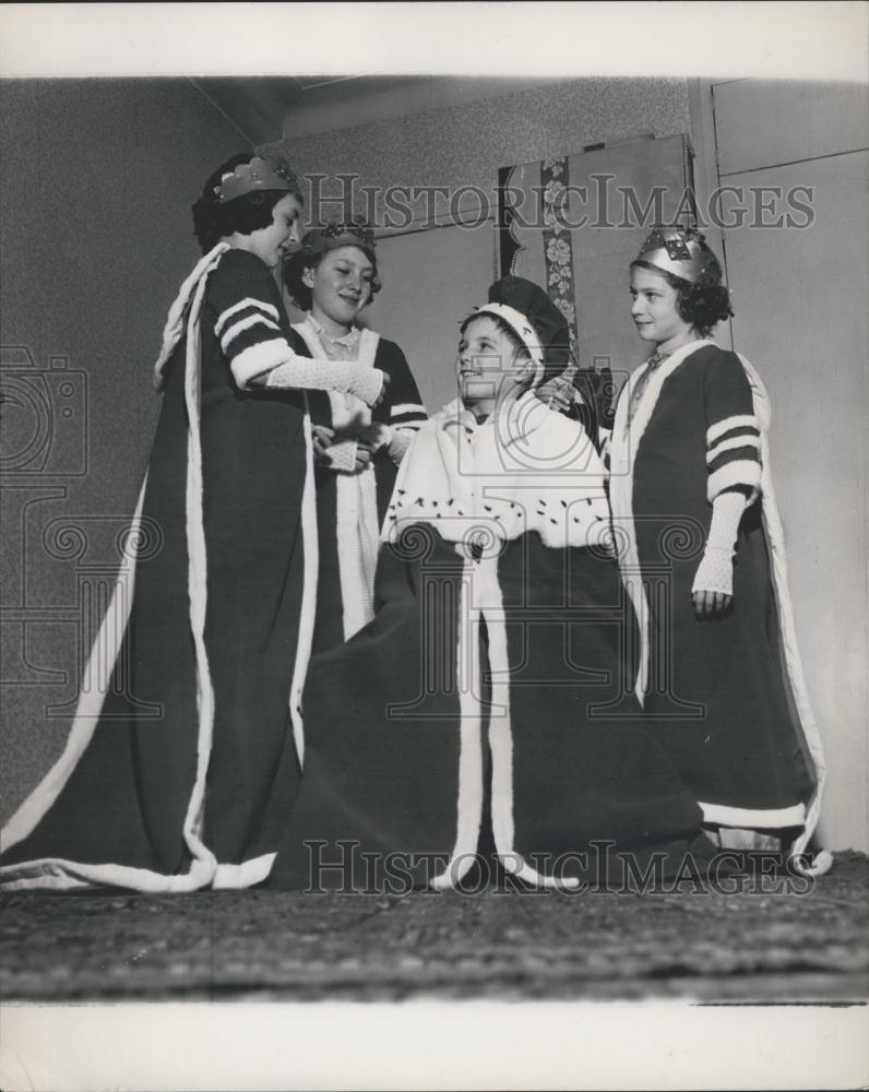 Press Photo Playing Coronatipons Ronnie Gardner in his rooes sits on the throne - Historic Images