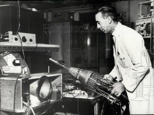 1965 Press Photo scientist Anatole Abragam and tech devices - Historic Images