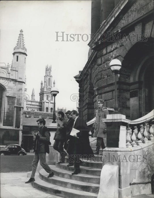 Press Photo Students from St. Edmund Hall.exit the Oxford Library , - Historic Images